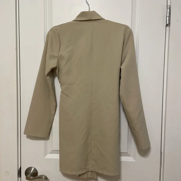 Boohoo wrap pleated blazer dress in stone/beige. US size 4. - Picture 4 of 4